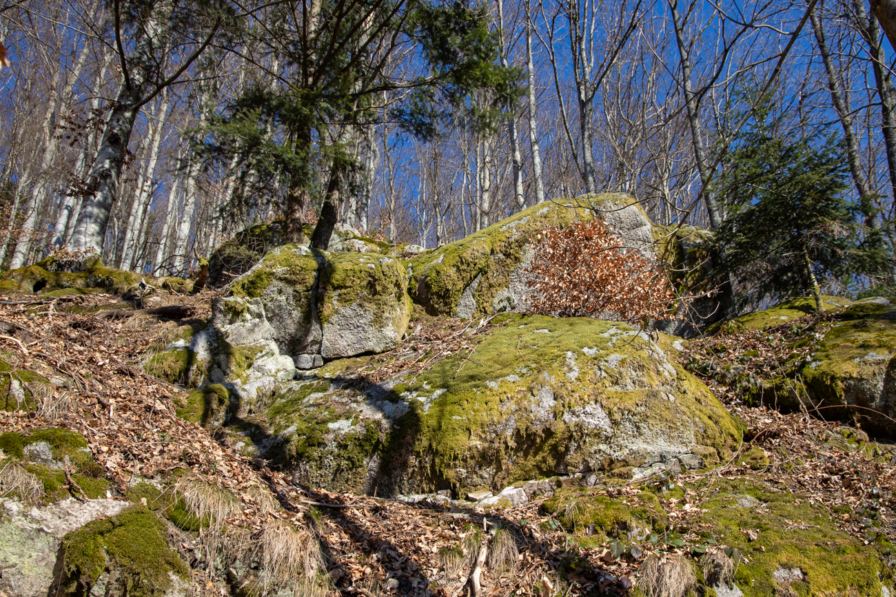 Sonnenbeschienene Felsen