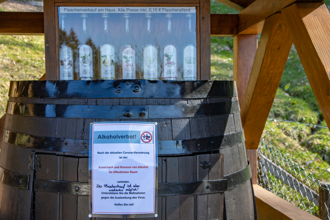 Der Schnapsbrunnen ist wegen Corona verschlossen. Dabei könnte man sich doch so gut desinfizieren ;-)