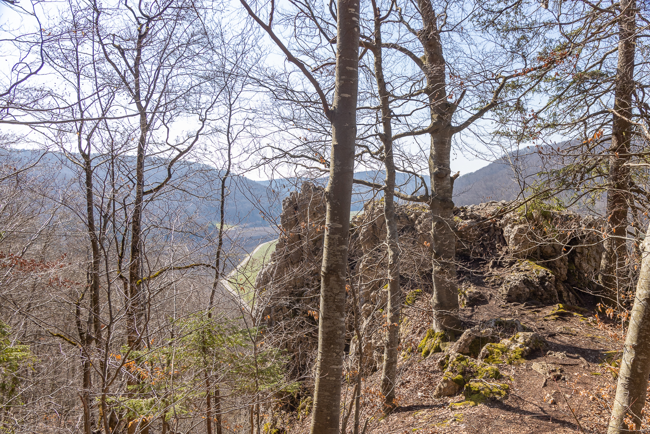 Auf einem der Felsen an den Hängen des Aachtals