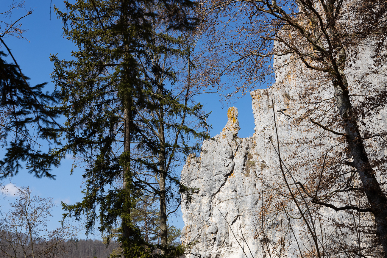 Sonnenbeschienene Felsen