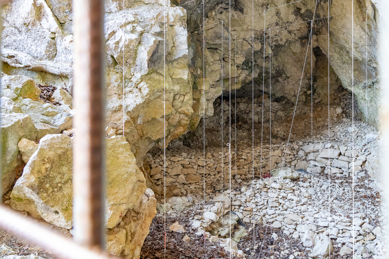 Höhle am Geißenklösterle, dort wurden Funde aus der Steinzeit gefunden