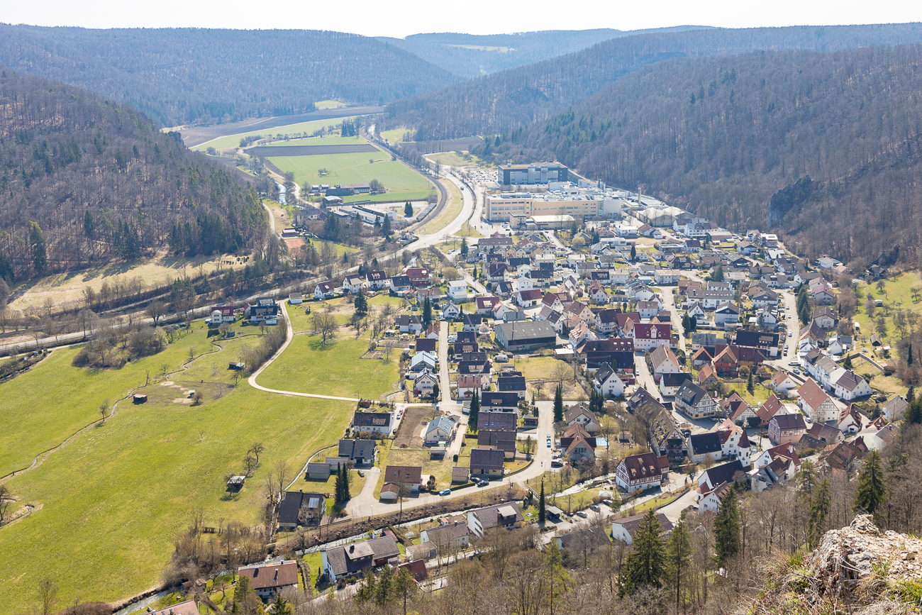 Blick vom Felsen auf Weiler (bei Blaubeuren)