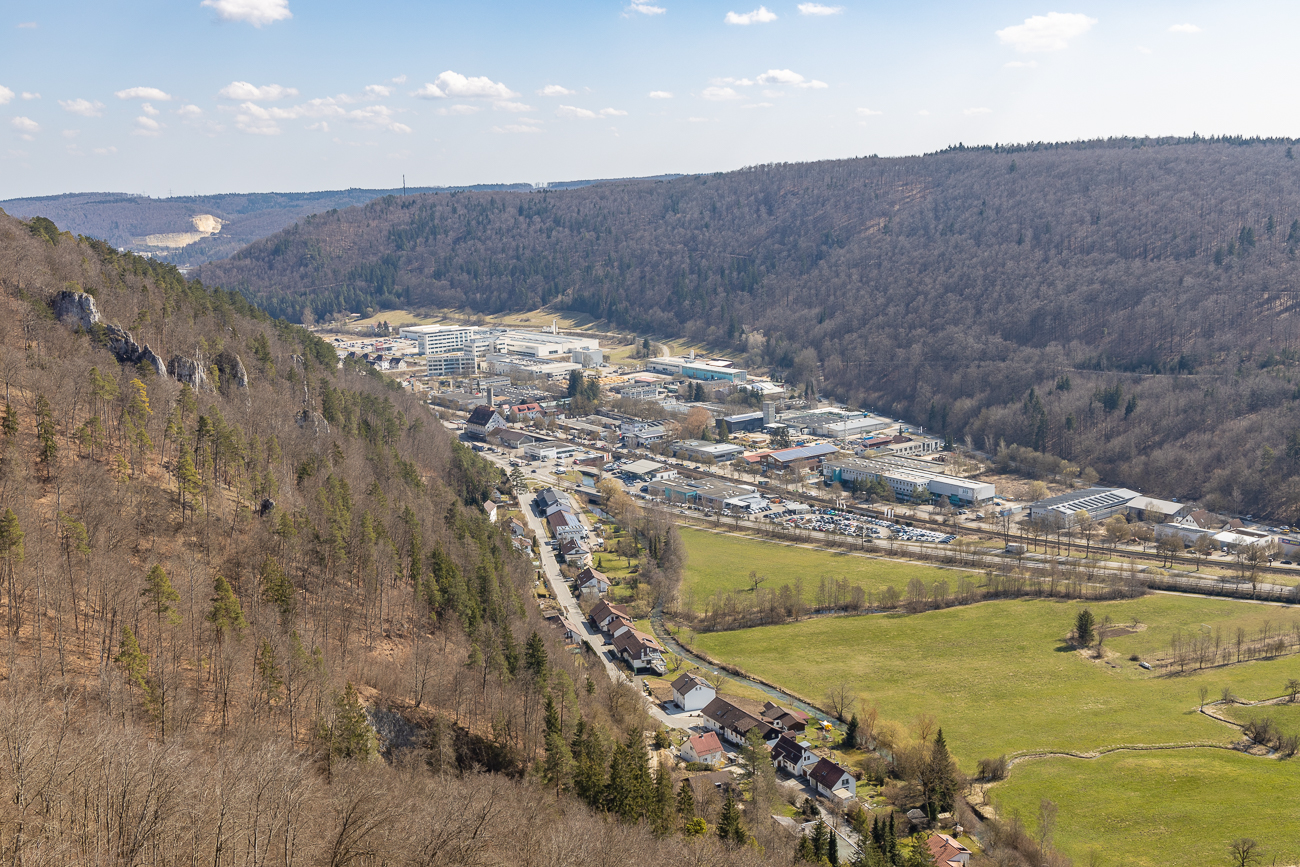 Blick vom Felsen auf Weiler (bei Blaubeuren)