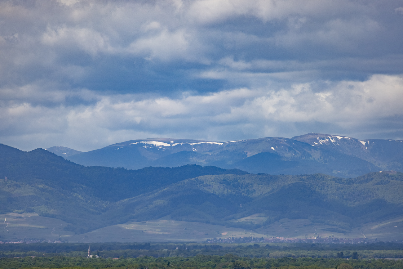 Auf den Vogesenbergen liegen noch Schneereste