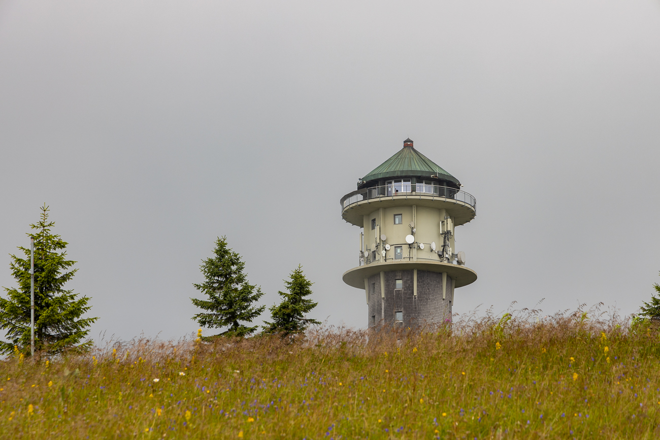 Der Feldbergturm gehört der Gemeinde Feldberg und kann als Aussichtsplattform bestiegen werden