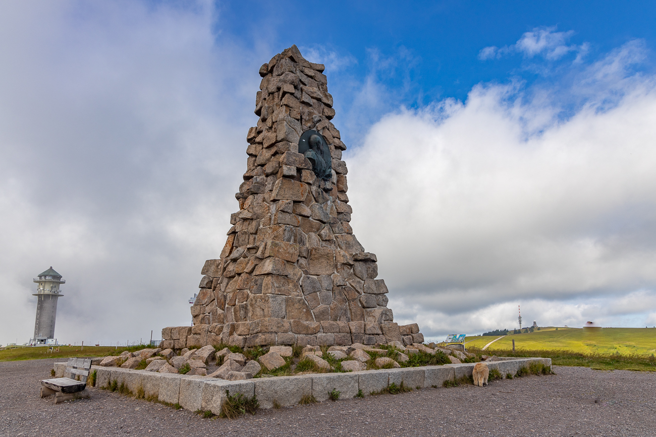 Zu Ehren von Bismarck wurde auf dem Seebuck ein Denkmal errichtet. Wie auch der Feldbergturm ist das Denkmal zu einem Wahrzeichen des Feldberggipfels geworden