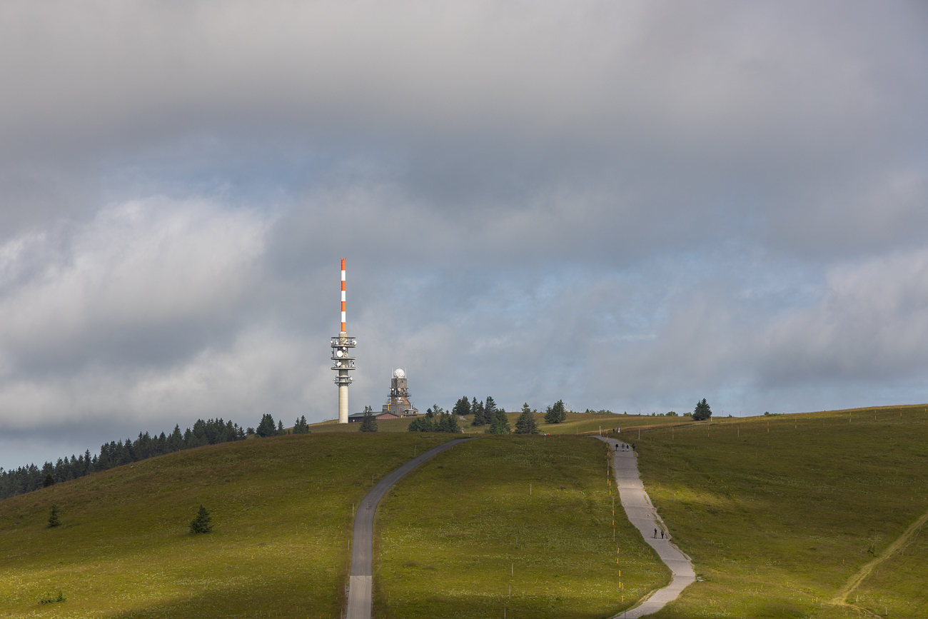 Sendemast und Friedrich-Luise-Turm auf dem Gipfel des Feldbergs im Schwarzwald. Letzterer erbaut 1913. Auf dem Turm befindet sich eine Wetterradaranlage das Deutschen Wetterdienstes