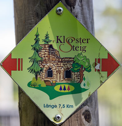 Kennzeichnung des Wanderwegs Klostersteig