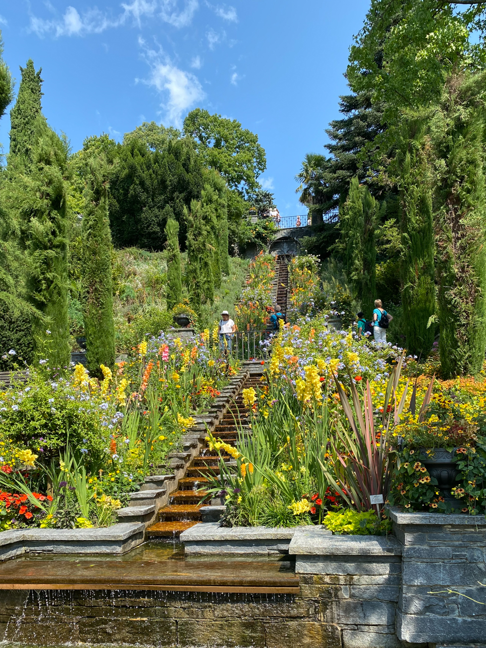 Blumenumsäumte Kaskade