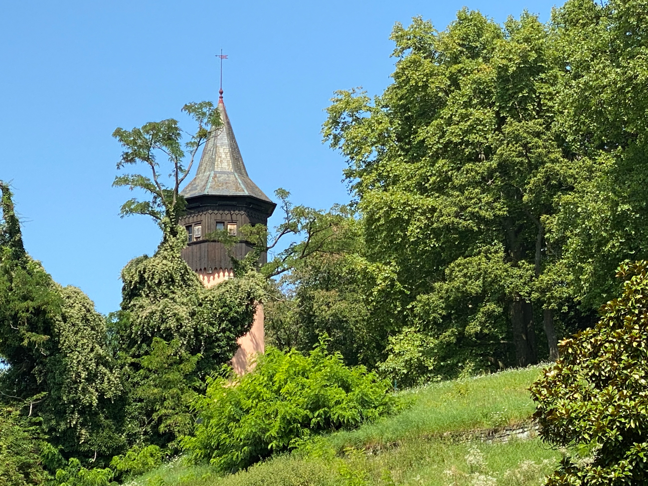 Der Schwedenturm prägt das Bild der Insel und hat sich zu einem Wahrzeichen der Blumeninsel entwickelt. Das hat er nicht zuletzt seiner majestätischen Lage am Südwesthang der Insel zu verdanken. Dort thront er hoch oben über den Weinreben und überblickt die Insel. Die Bezeichnung Schwedenturm stammt aus der zweijährigen Besetzungszeit der Schweden auf der Insel. Erbaut wurde er jedoch bereits zur Zeit des Deutschen Ordens, wie die Jahreszahl 1558 und das Wappen des Deutschen Ordens über der Eingangstür belegen. Ursprünglich als Wachturm genutzt, ist sein Innenraum heute nicht mehr frei zugänglich