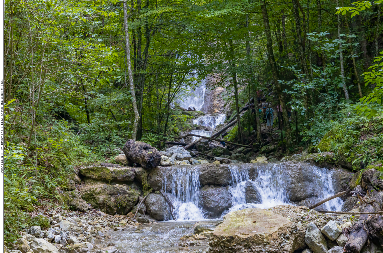 Einige Kaskaden des Grießenbachs, im Hintergrund der Wasserfall