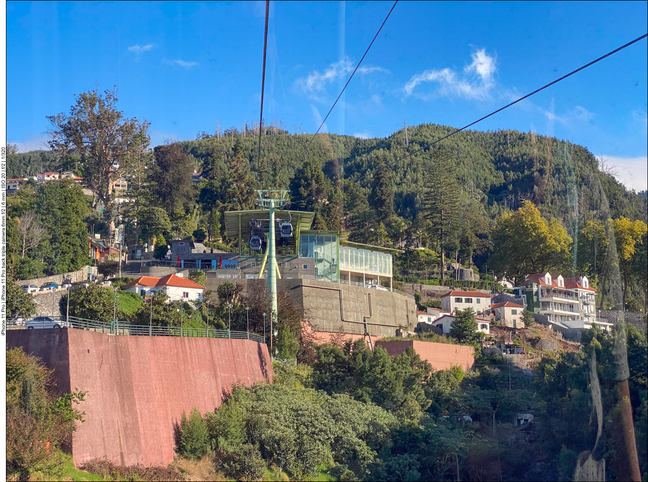 Mit der Teleférico do Funchal fahren wir den Berg hinauf
