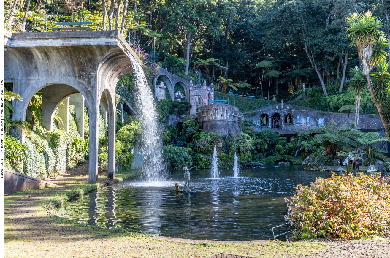 Wasserfall in einen Teich mit Steinfiguren
