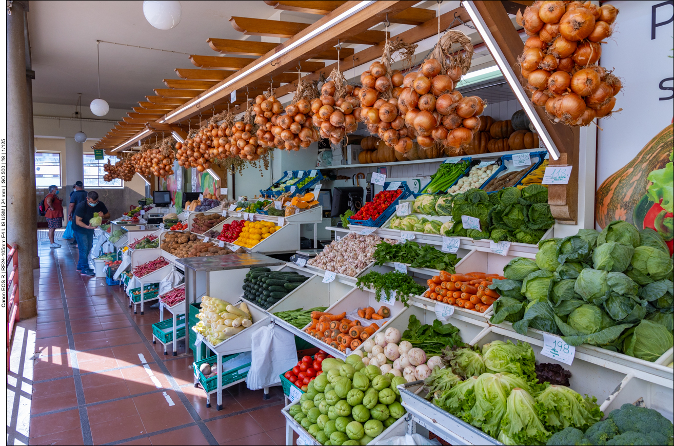 Markthalle in Funchal, frisches Gemüse ...