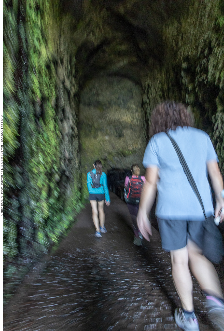 Mit Taschenlampen bewaffnet durchqueren wir den immer niedriger werdenden Tunnel