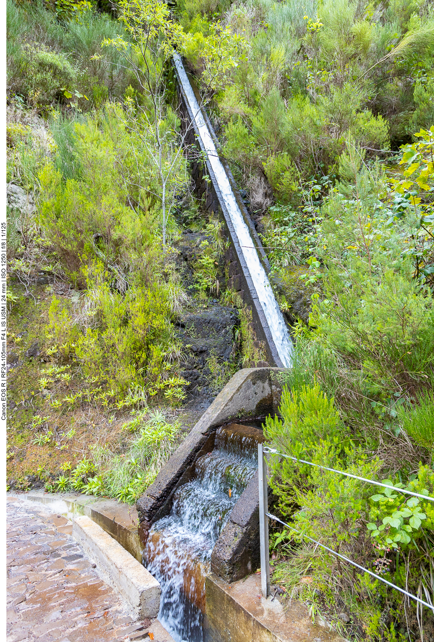 Von oben herab rauscht Wasser in den Kanal