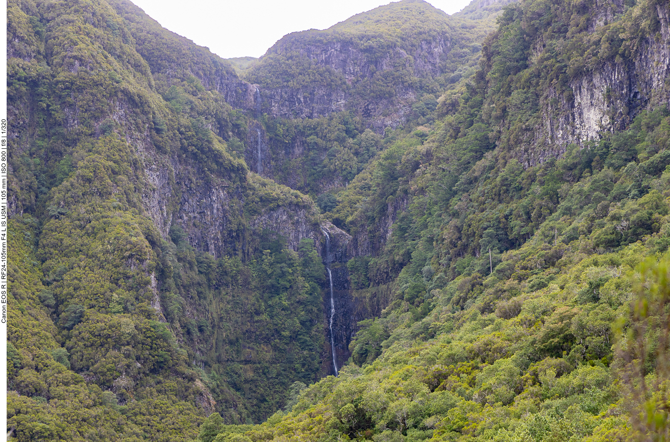 Wasserfall in die Schlucht