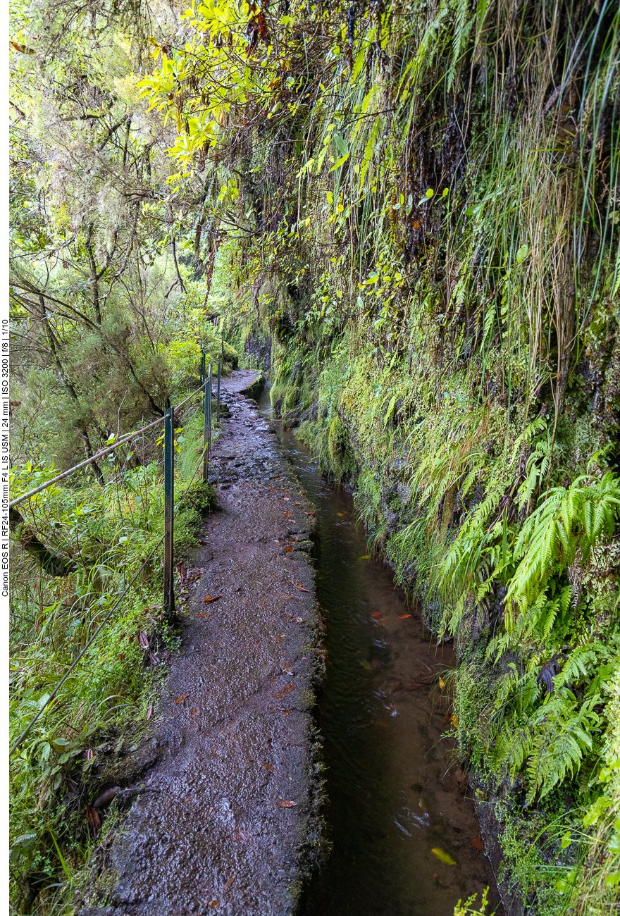 Links fällt man runter, rechts wird man nass ;-)