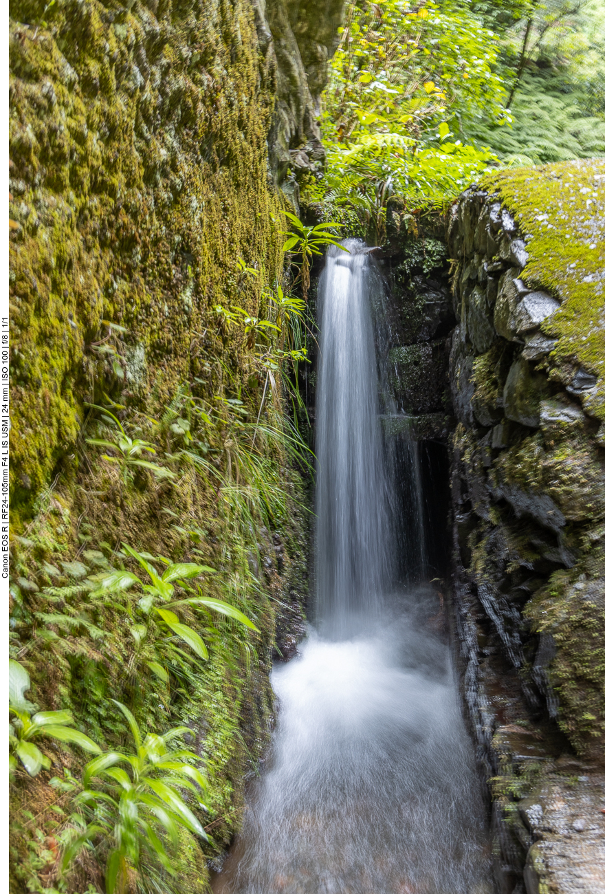 Hier fließt das Wasser der Levada über eine Kuppe