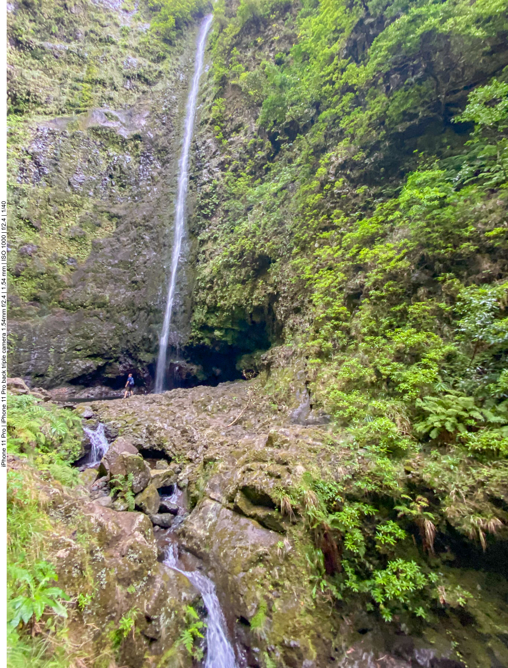 Ein hoher Wasserfall ergießt sich in den "Höllenkessel"