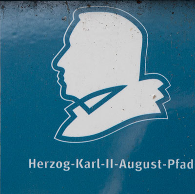 Kennzeichnung des Premiumwanderwegs "Herzog Karl II August Pfad"