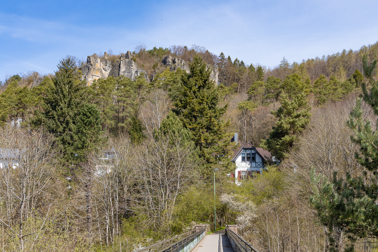 Dort oben müssen wir hinauf