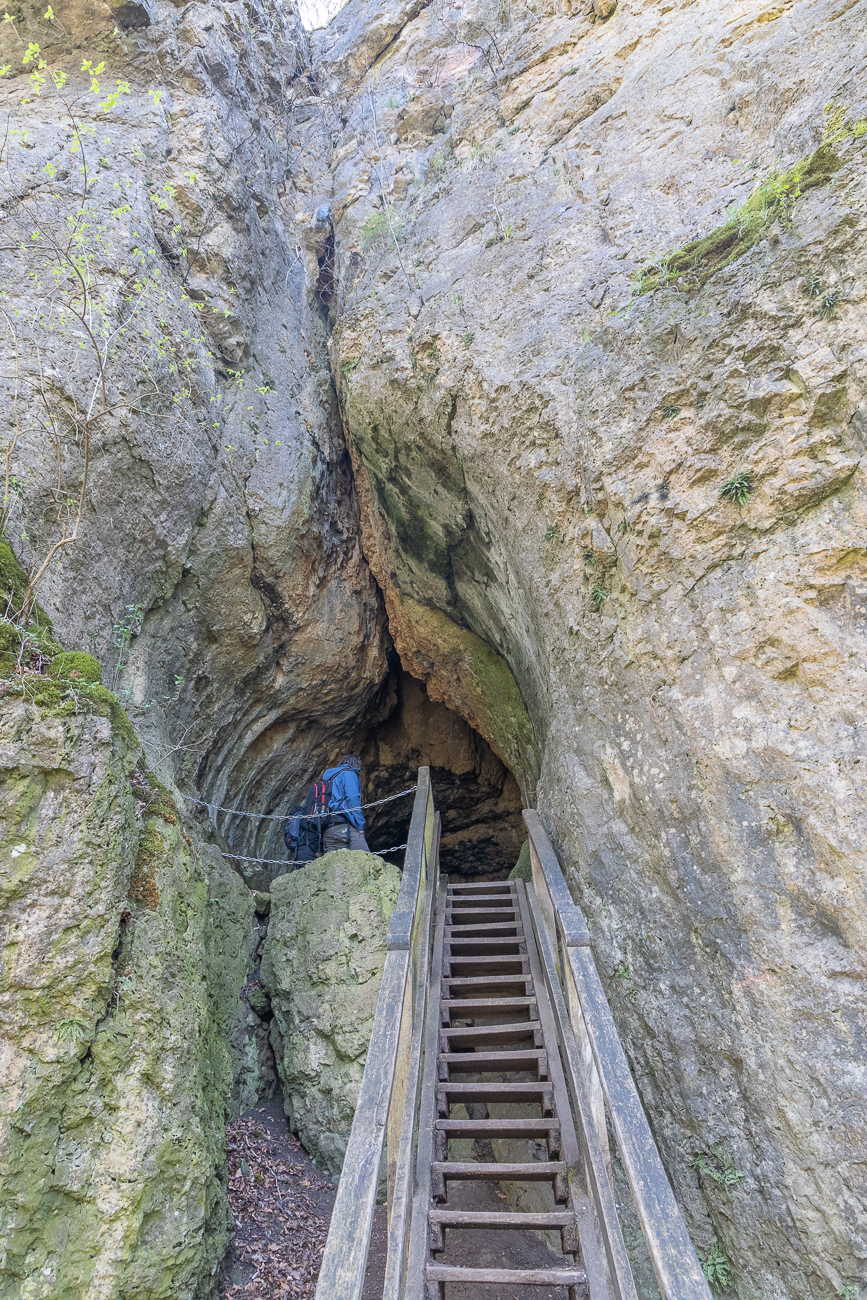 Aufgang zu einer Höhle