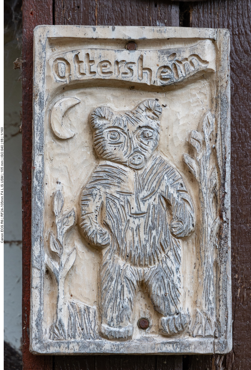 Der Bär ist in Ottersheim namentlich sehr präsent