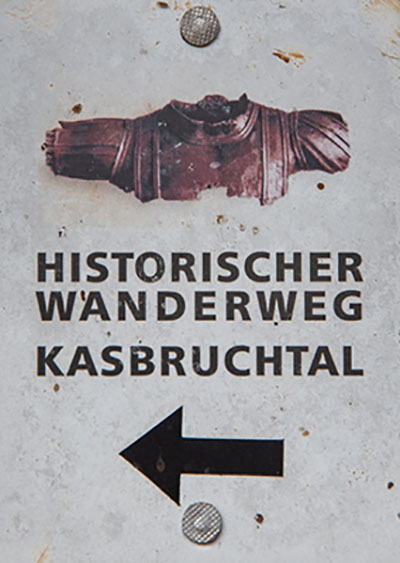 Kennzeichnung des "Historischen Wanderwegs Kasbruchtal"
