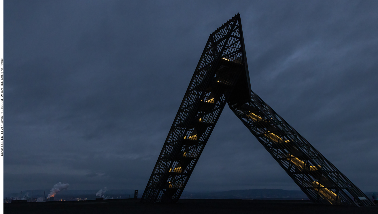 Das Feuer im Hintergrund ist ein Hochofenabstich der Dillinger Hütte