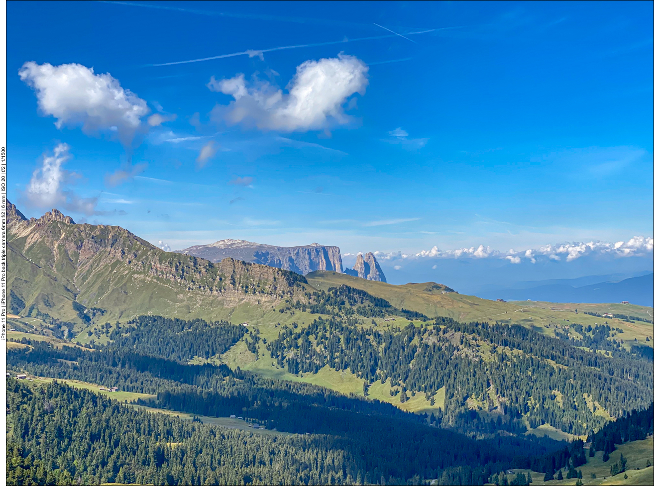 Rechts der Schlern. Links davon befindet sich die Seiser Alm