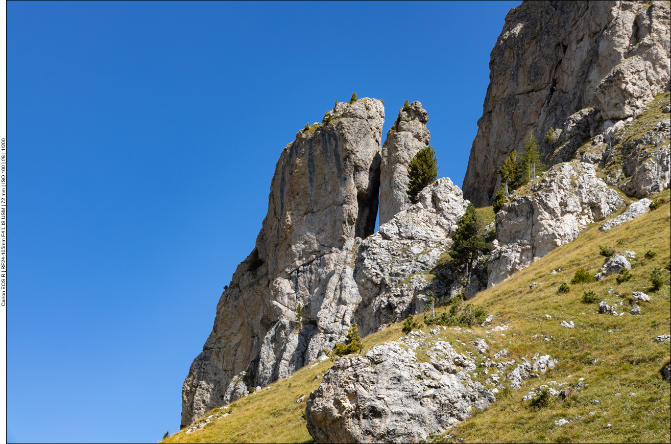 Schöne Felsen säumen den Pfad