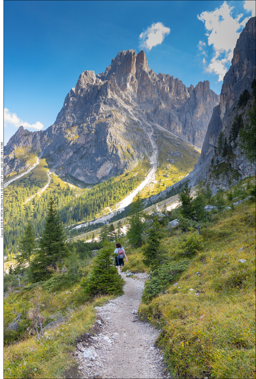 In ca. der Mitte des Bildes sieht man wie der Weg links am Massiv vorbei führt