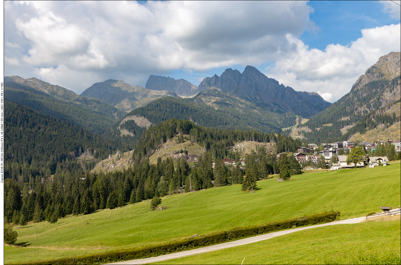 San Martino, rechts das Tal hinauf der Rolle Pass