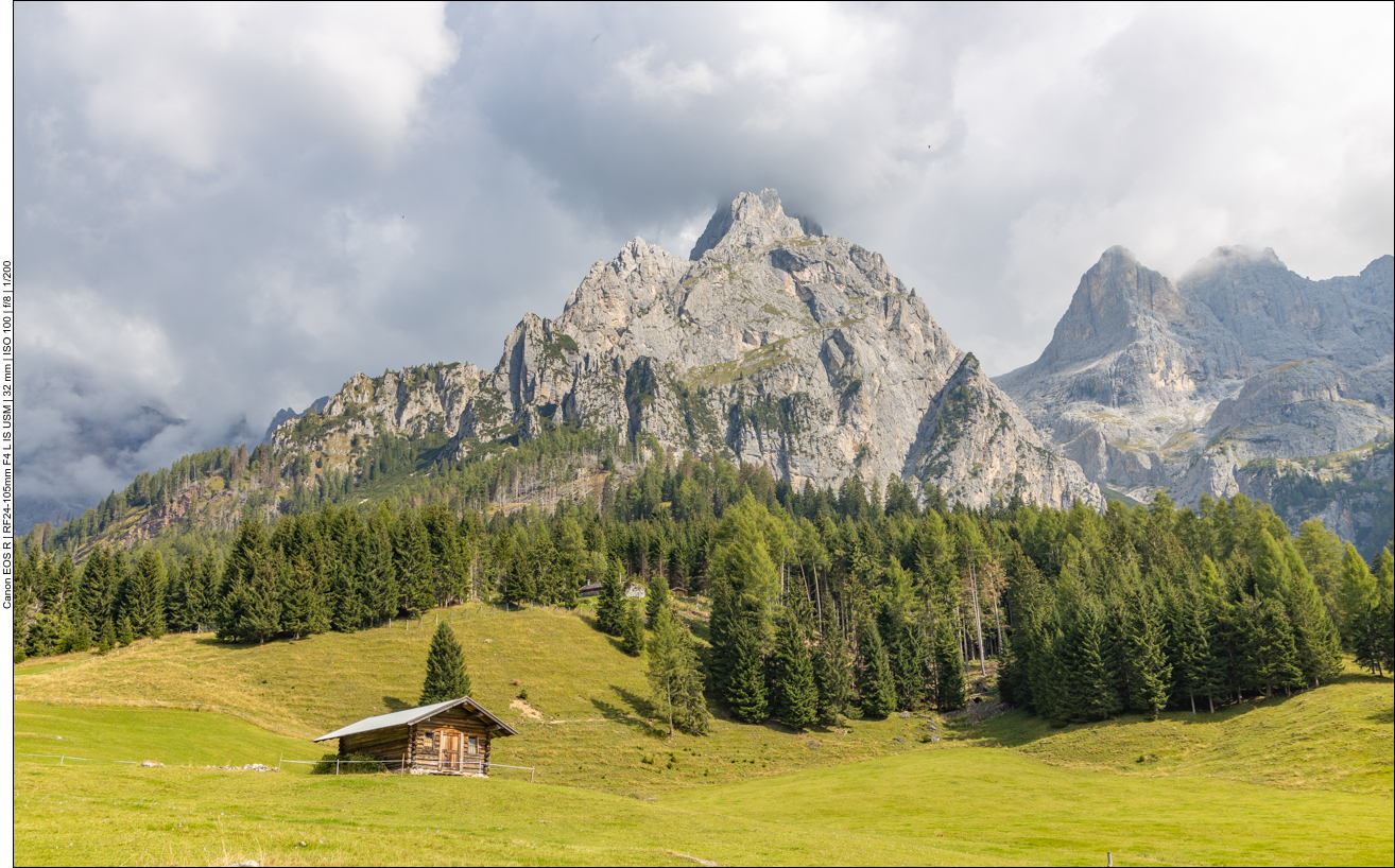 Oberhalb der Baumreihe führt der Weg dann weiter