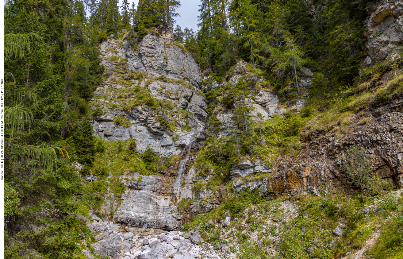 Schmaler Wasserfall