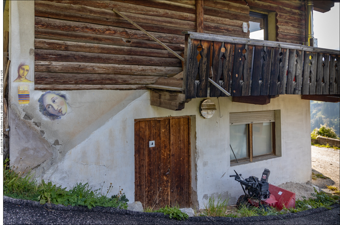 Interessante Malereien an einem Haus