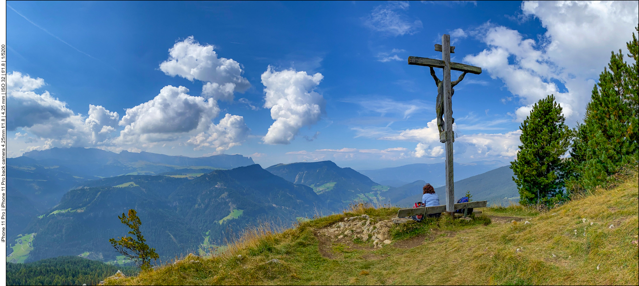 ... und erreichen ein Gipfelkreuz