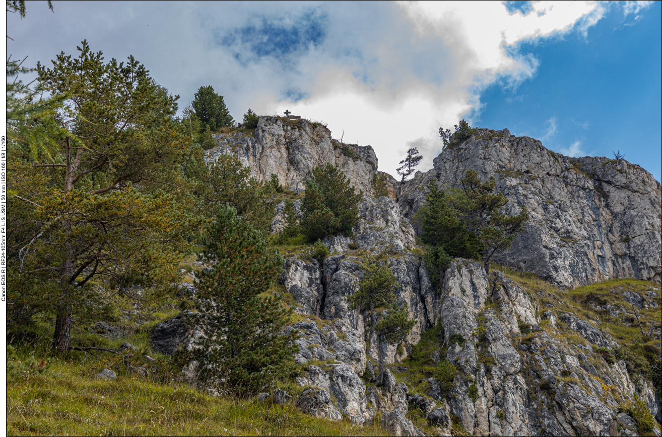 Blick hinauf zum Gipfelkreuz