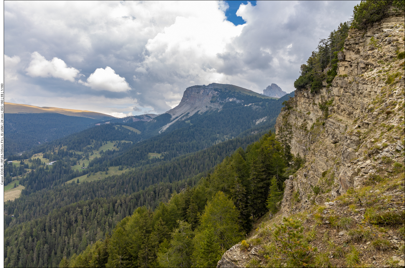 Der Weg führt am Steilhang entlang hinab