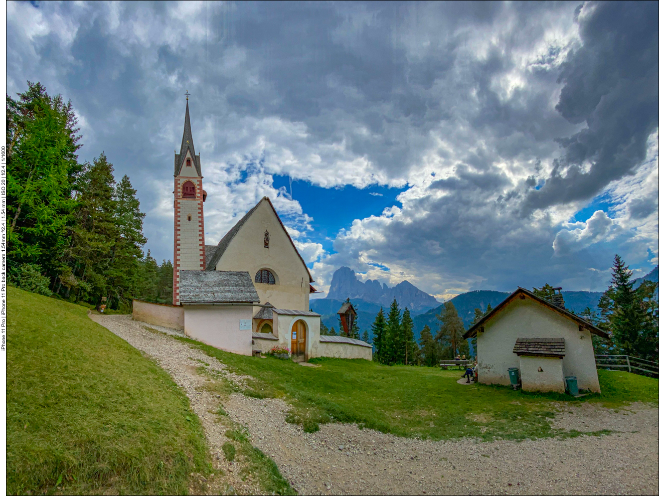 San Giacomo und im Hintergrund Lang- und Plattkofel