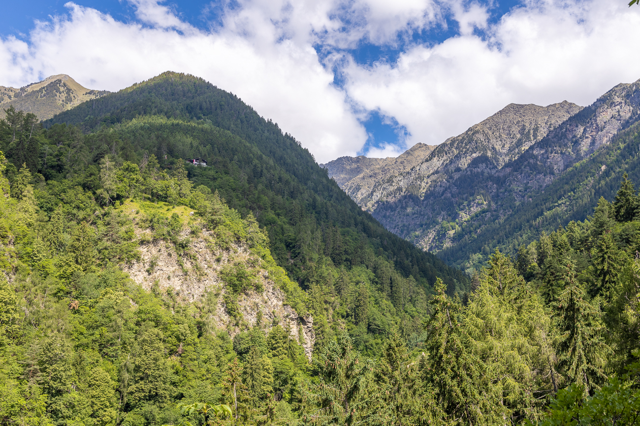 Bewirtschaftete Hütte auf dem Hügel - leider zu weit weg