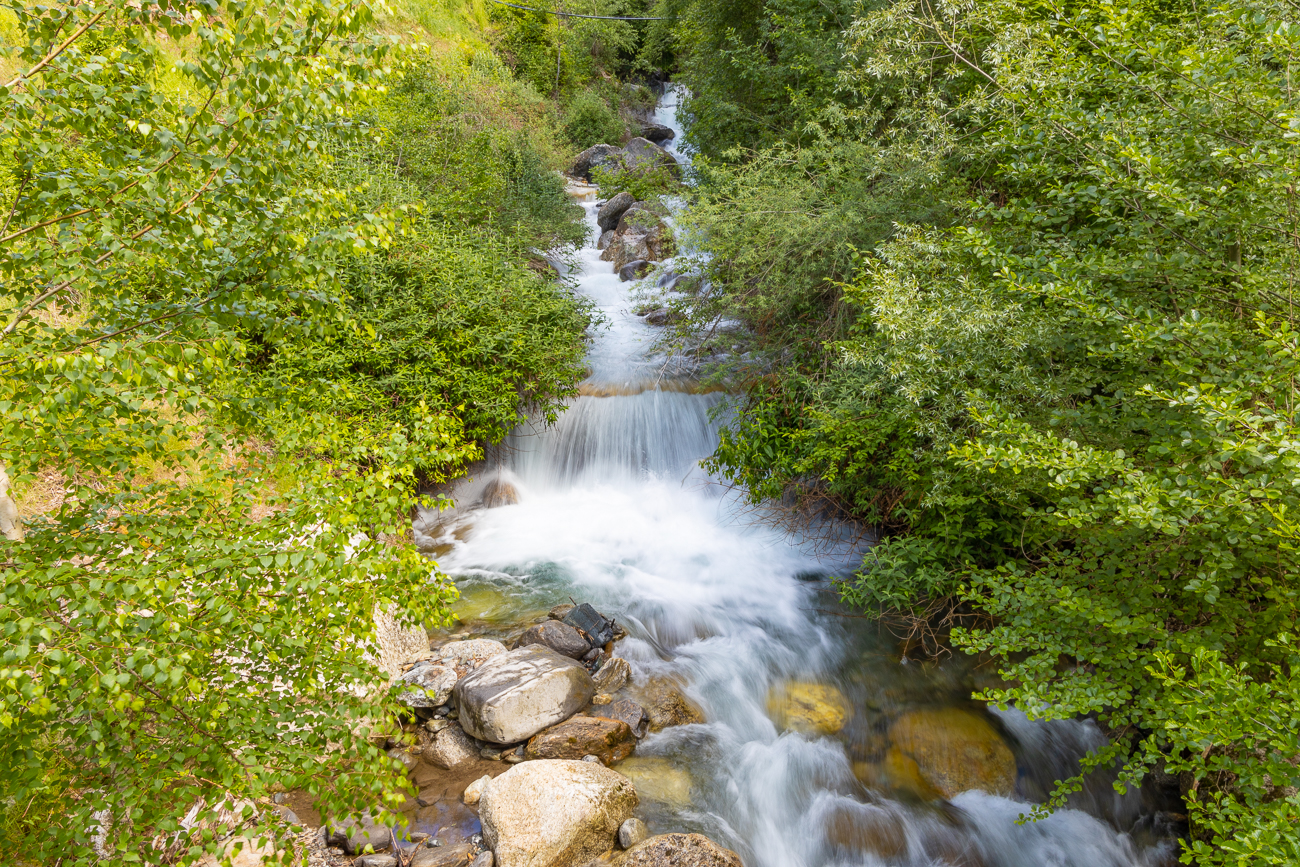 Wiederum fällt der Spronser Bach in Kaskaden hinab