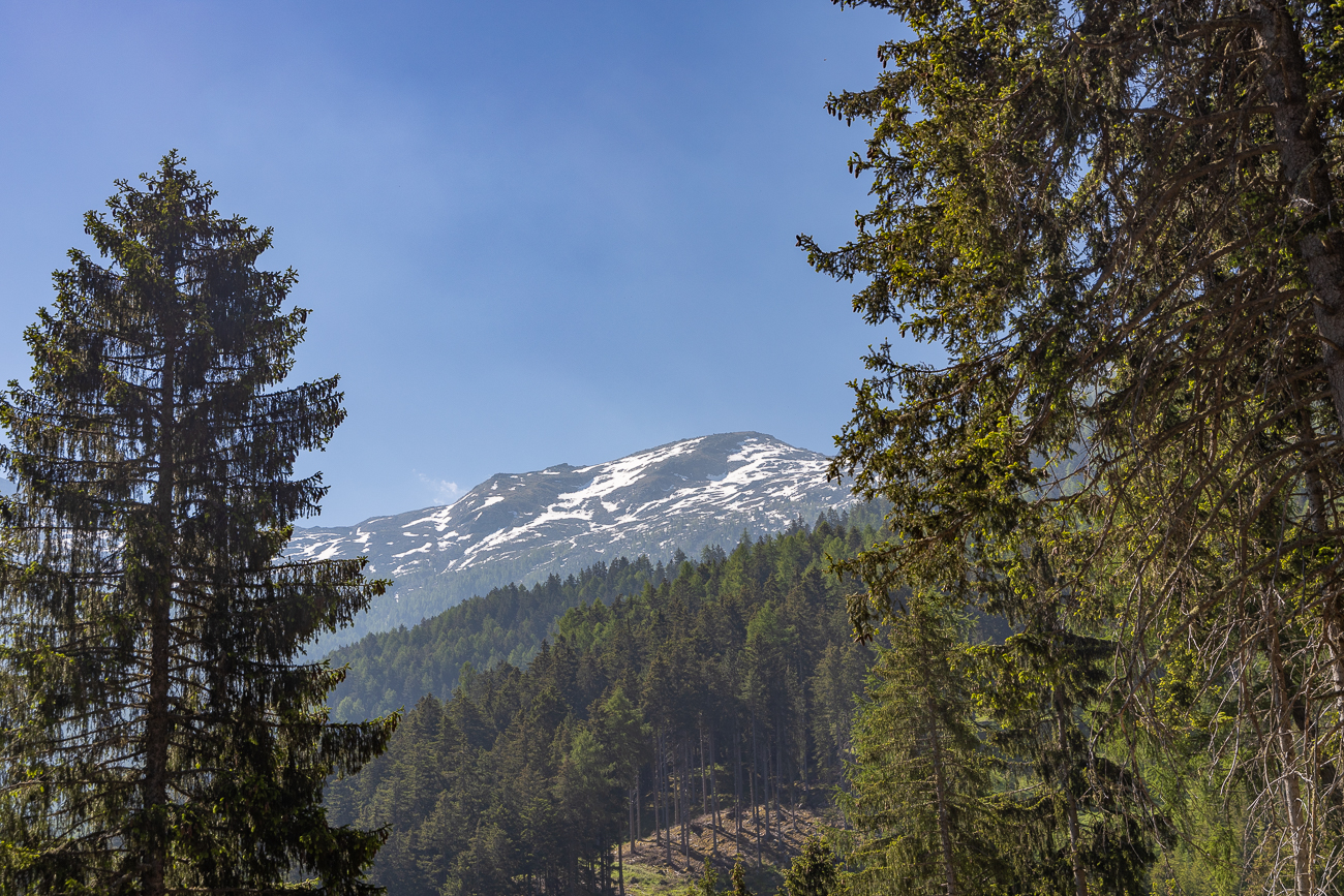 Schneereste auf den Bergen