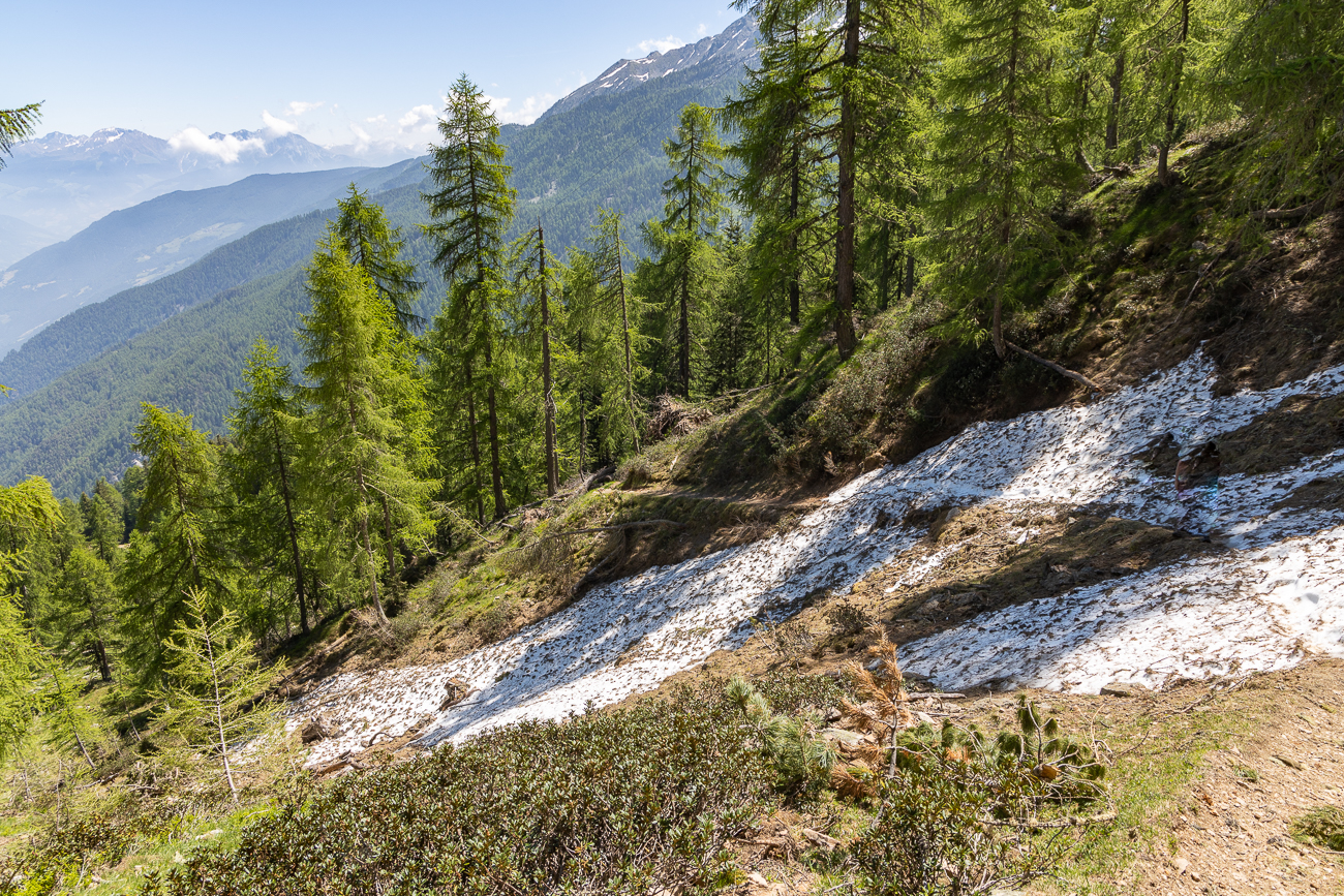 Wir überqueren ein kleines Schneefeld ...