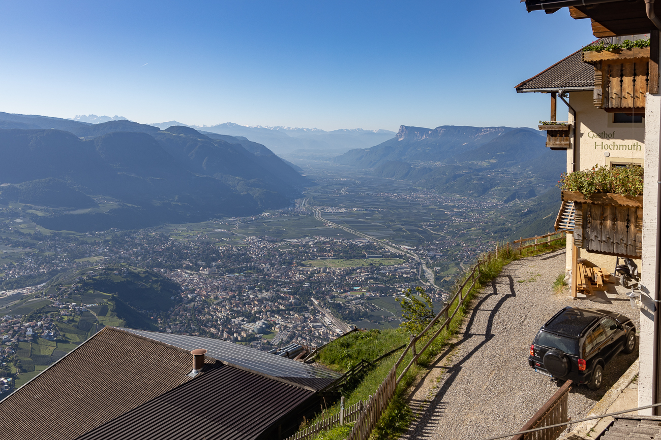 Von der Bergstation aus kann man über Meran und das Passertal schauen