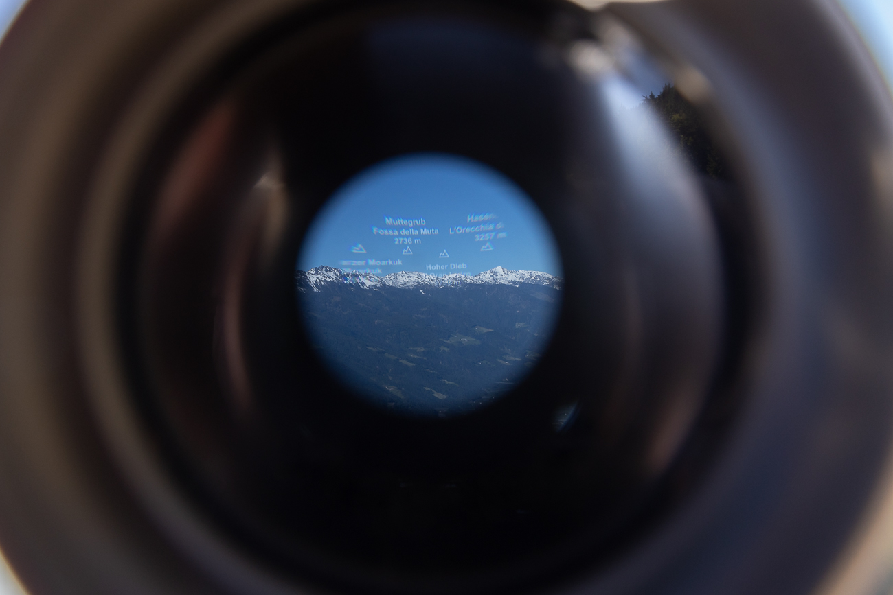 Durch das Fernrohr am Aussichtspunkt sieht man die Namen der Berggipfel