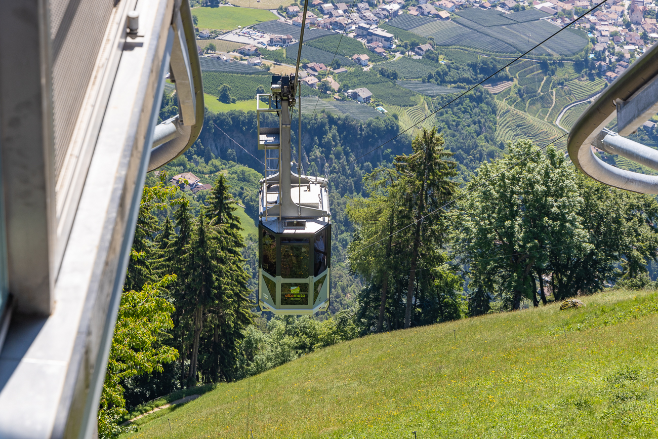 Mit der Seilbahn fahren wir zur Bergstation des Mutkopfes