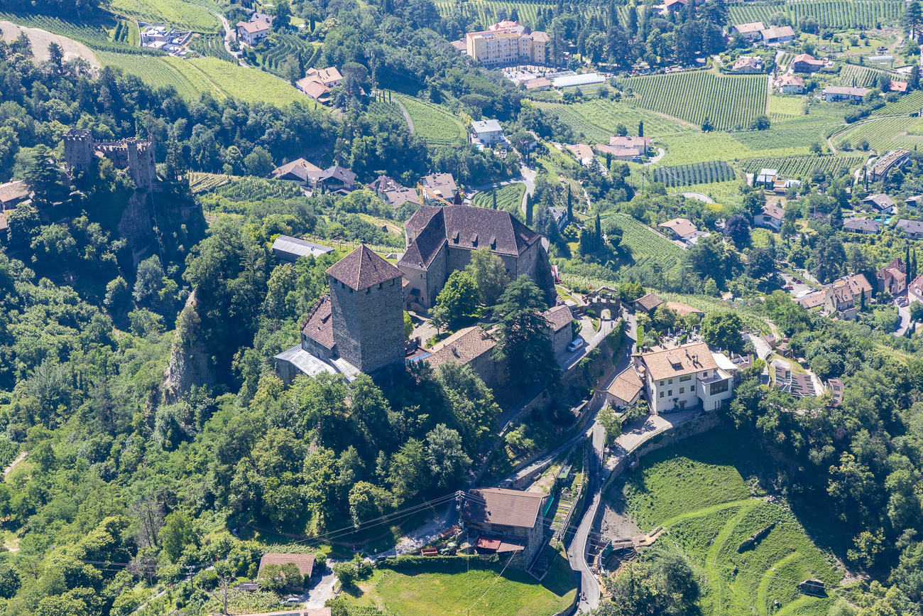 Das Schloss Tirol steht auch noch da