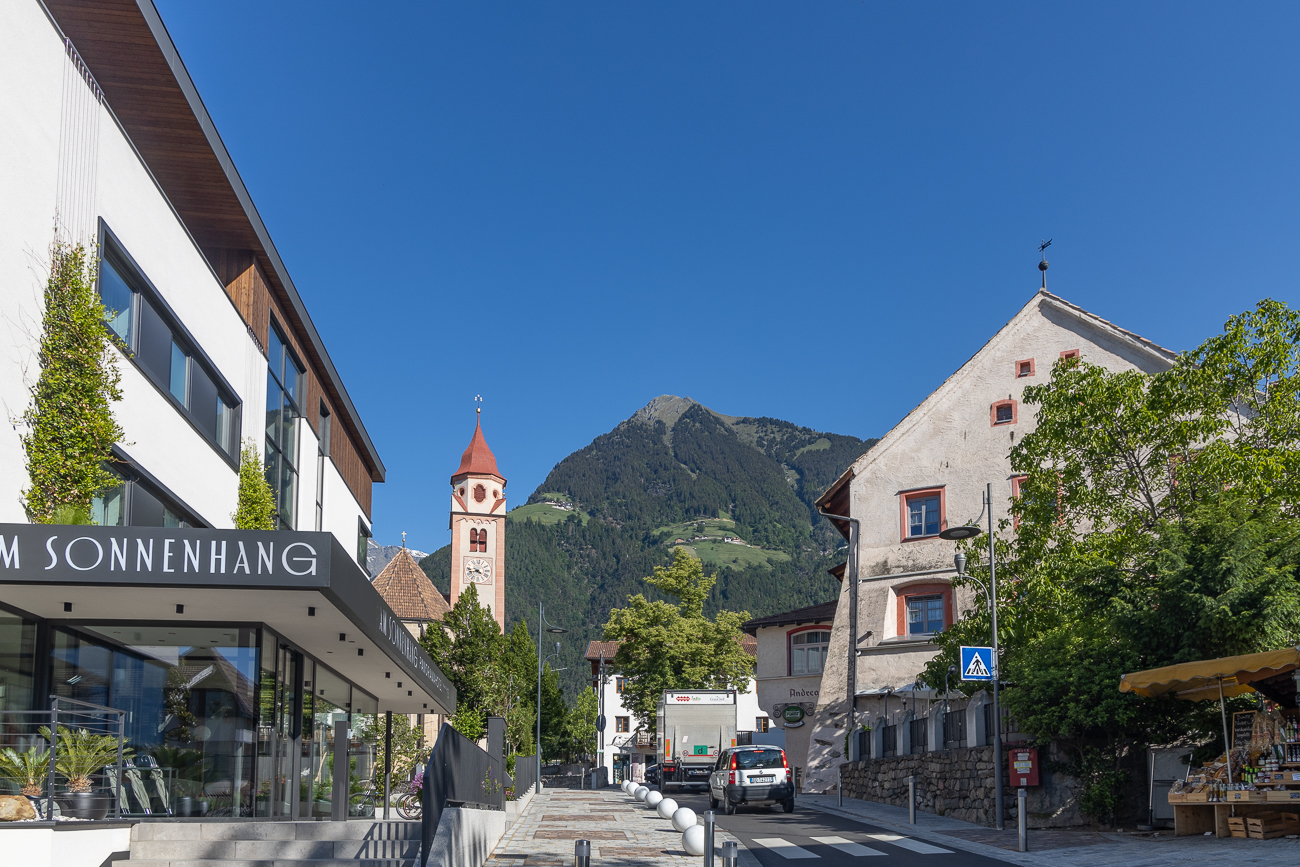 Der Weg führt zunächst durch das Dorf Tirol